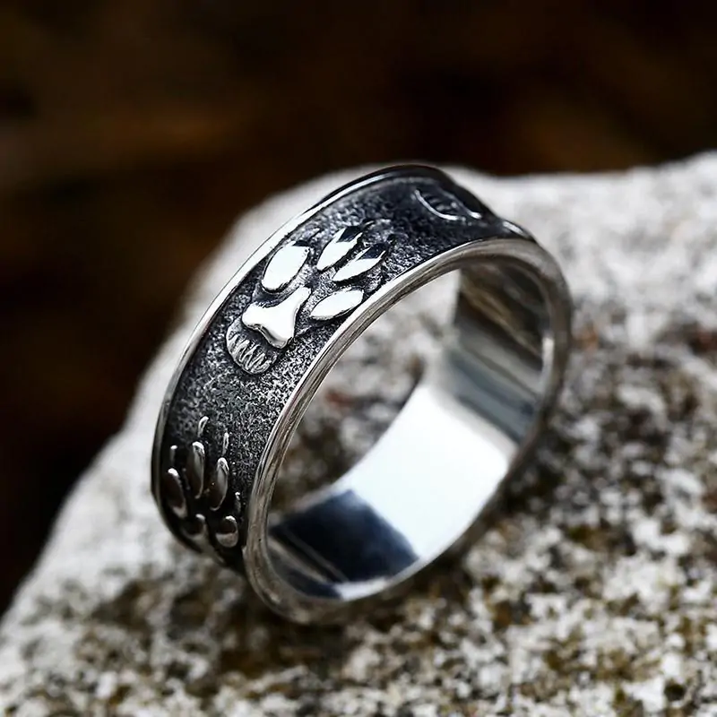 Ring – Nordisk mytologi – Tassavtryck med mörk bakgrund