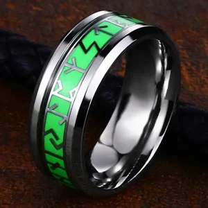 Ring – Nordisk mytologi – Runor stål med grön bakgrund