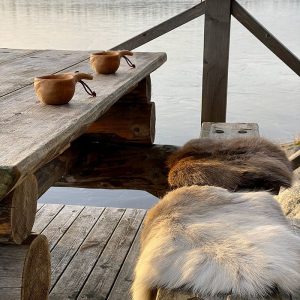 Set med sittdyna och träkåsa med skaft